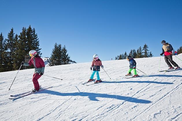 Familie Skifahren Urlaub